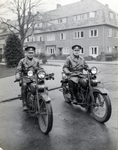 104739 Afbeelding van twee agenten van de Utrechtse verkeerspolitie op Harley Davidson motoren. Op de achtergrond een ...